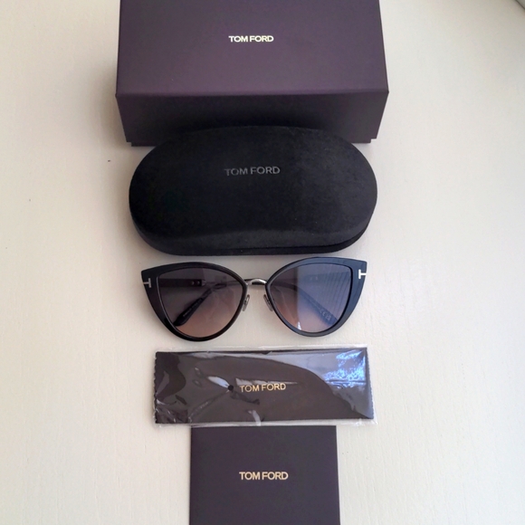 Tom Ford Accessories - Tom Ford Angelica-02 Sunglasses TF868 01B